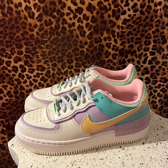 Nike - Picture 2 of 9